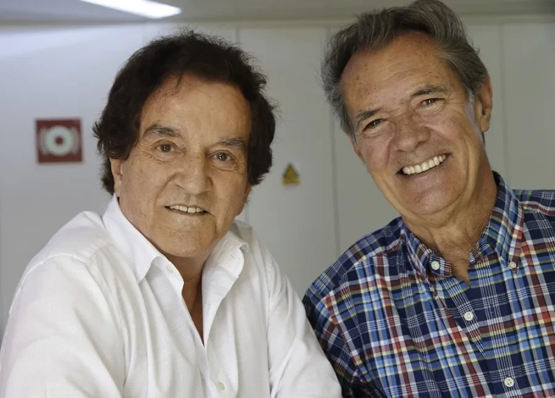 Los integrantes de la pareja musical Dúo Dinámico, Manuel de la Calva (a la izquierda) y Ramón Arcusa (derecha), durante una entrevista, en una imagen de archivo.