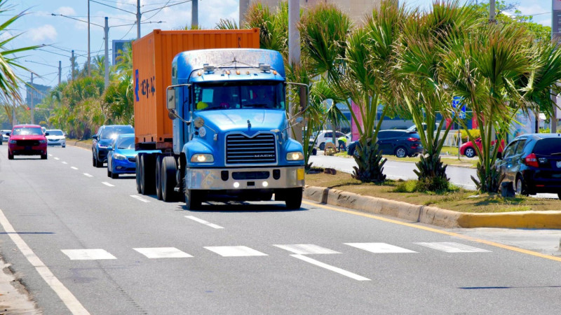 Vehículo de carga transitando en el Malecón de Santo Domingo.