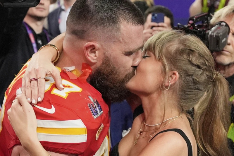 El ala cerrada de los Chiefs de Kansas City, Travis Kelce, y la cantante Taylor Swift se besan después de que los Chiefs derrotaron a los 49ers de San Francisco en el Super Bowl 58 el 11 de febrero de 2024, en Las Vegas.