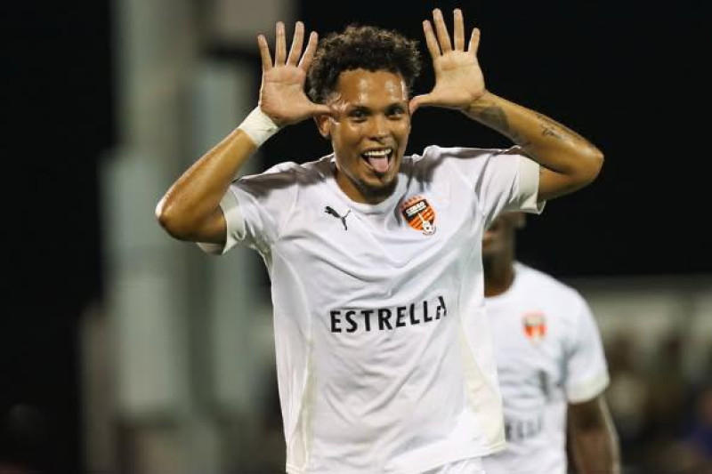 Rivaldo Correa celebra tras anotar el segundo gol del disputado encuentro contra el onceno Weymouth Wales.