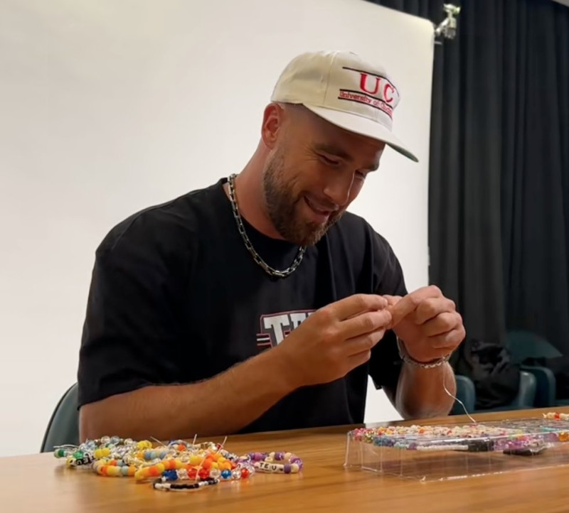 Travis Kelce haciendo un brazalete de la amistad para Taylor Swift