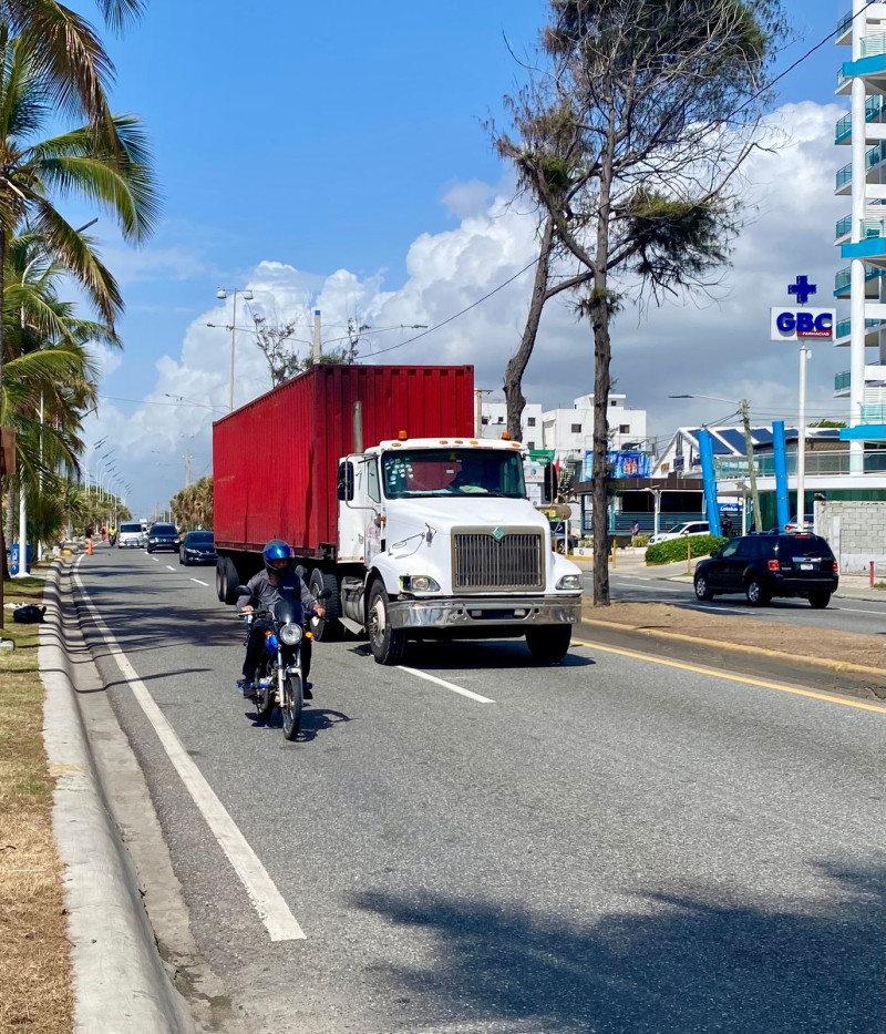 Vehiculo de carga, viola la Ley 63-17 de Movilidad, Transporte Terrestre, Tránsito y Seguridad Vial.