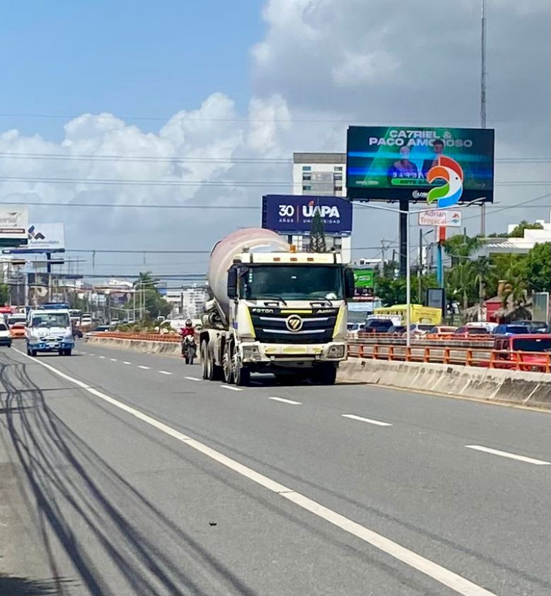 Conductor de vehículo pesado circula por carril izquierdo en la avenida 27 de febrero.