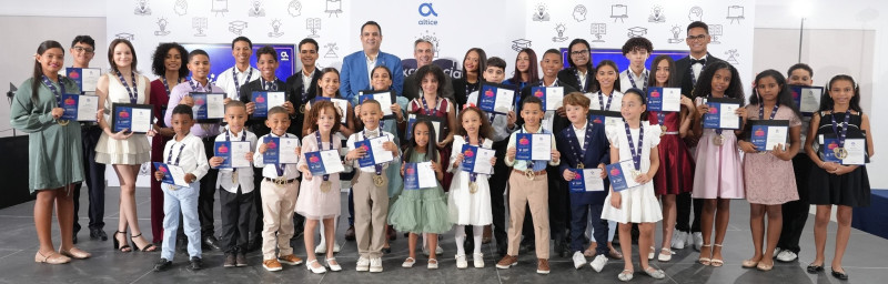 Ejecutivos de Altice Dominicana y reconocidos durante la actividad.