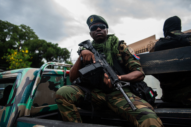 La Policía haitiana, con el apoyo de la Misión Multinacional de apoyo a la Seguridad (MSS) de casi 1,000 agentes liderados por Kenia, hacen frente a las poderosas bandas armadas.