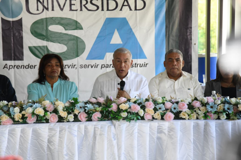 El ministro administrativo de la Presidencia, Andrés Bautista, visitó el recinto de la Universidad ISA en Bohechío, San Juan.