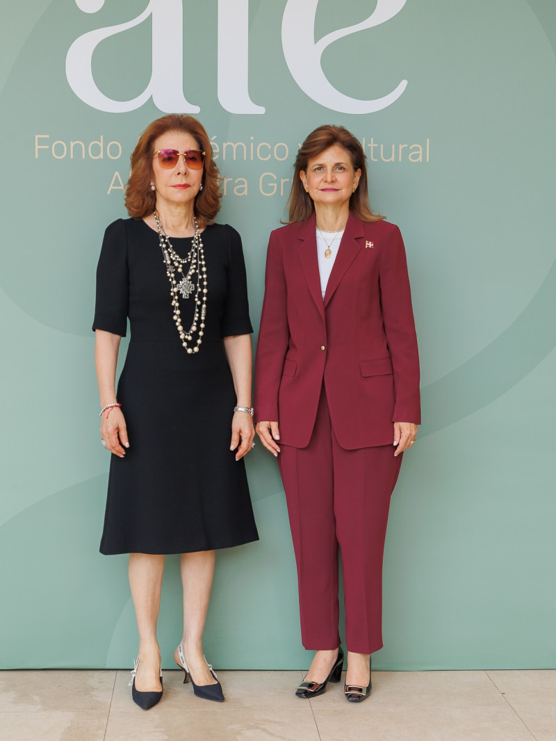 Melba Segura de Grullón y la vicepresidente de la República, Raquel Peña
