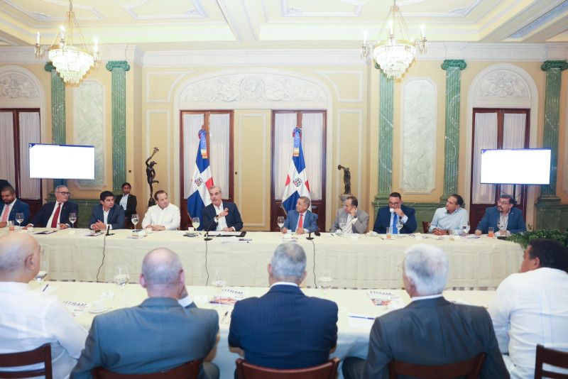 El presidente Luis Abinader hace anuncio de construcción de Monorriel, en un encuentro con ejecutivos de medios en el Palacio Nacional.