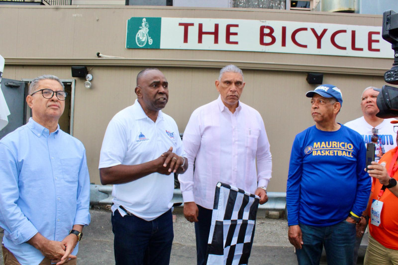 Evaristo Madrigal, presidente de la Unión Deportiva Dominicana de Nueva York, mientras se dirigía a los participantes en la prueba, junto a Jesús --Chu-- Vásquez, cónsul general, el viceministro Kennedy Vargas y José Polanco, organizador de la misma.