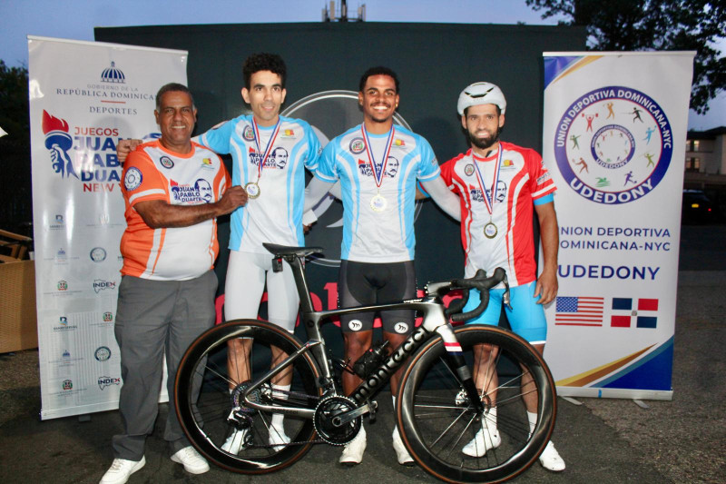 Daniel Cedeño, centro, ganador de la categoría élite, junto a Ismael Collado (plata) y José Luis (bronce) al momento de ser premiado por Roberto Bautista, presidente de la Asociación Dominicana de Ciclismo en Nueva York.