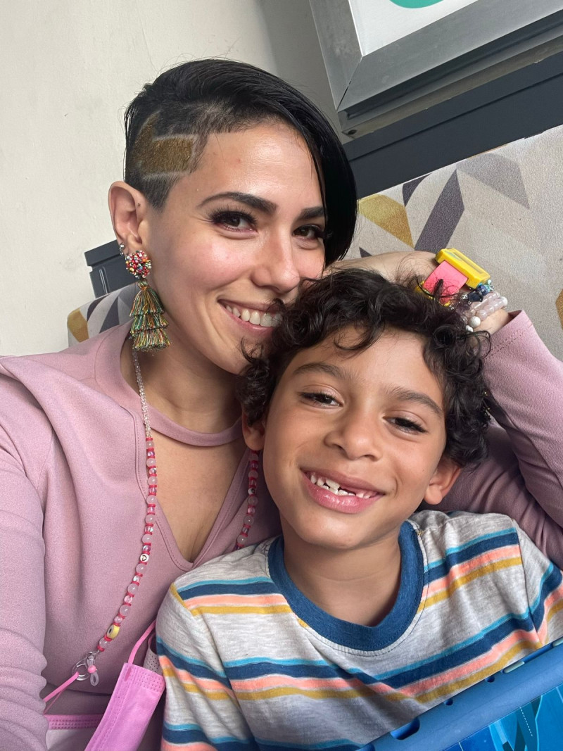 Lidia Lucía López junto a su hijo