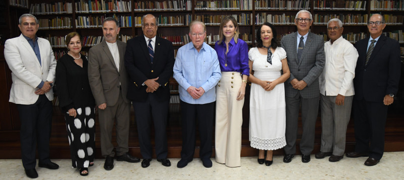 José Luis Corripio  junto a miembros del jurado y personalidades.