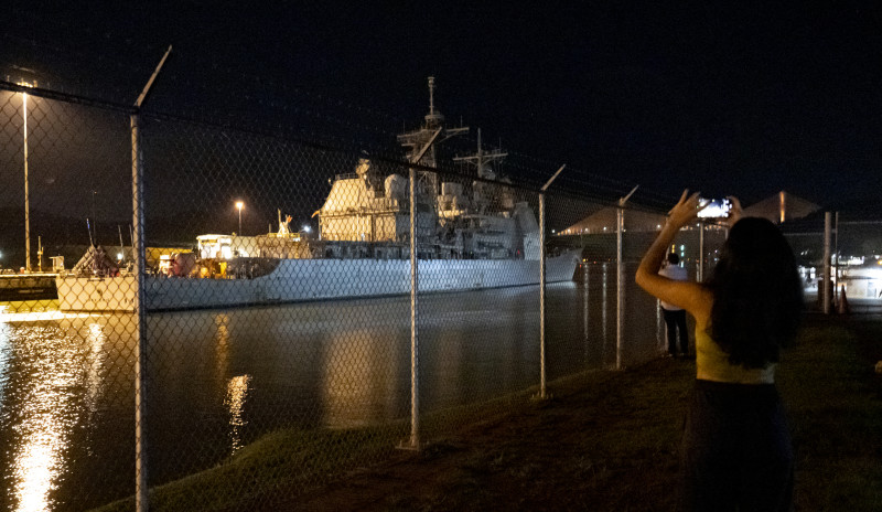 Una mujer toma fotografías mientras el buque de guerra de la Armada de EE. UU. USS Lake Erie (CG 70) cruza las esclusas de Pedro Miguel del Canal de Panamá en medio de un despliegue naval estadounidense cerca de la costa de Venezuela en la Ciudad de Panamá el 29 de agosto de 2025. (Foto de MARTIN BERNETTI / AFP)