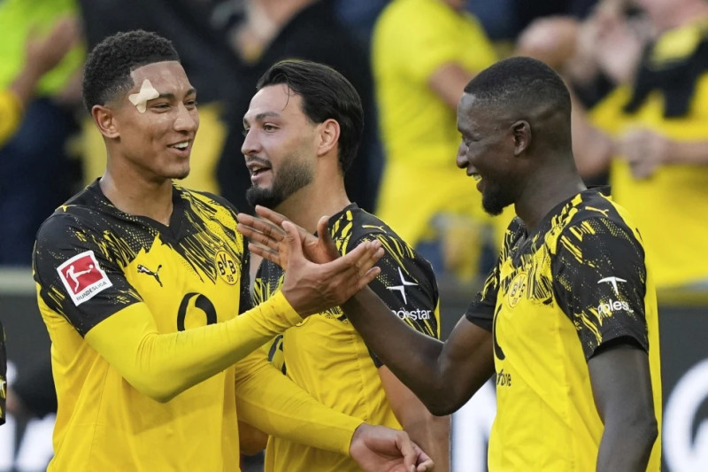 Serhou Guirassy celebra con su compañero del Borussia Dortmund Jobe Bellingham tras anotar en el encuentro de la Bundesliga ante el Unión de Berlín.