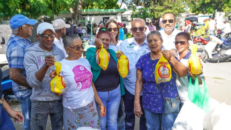 El director del Inespre también supervisó las ventas en el mercado de productores de San Juan con el que se beneficiaron residentes en distintas zonas de la demarcación.
