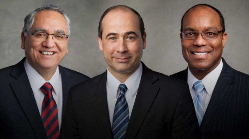 De izquierda a derecha, élder Hugo Montoya, élder Valeri V. Cordón y élder Ahmad S. Corbitt, presidencia del Área del Caribe