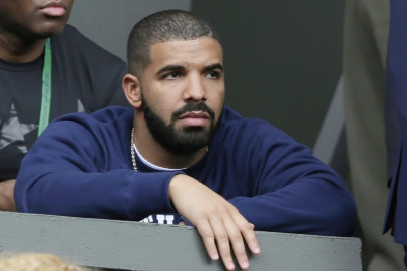 El rapero canadiense Drake observa el partido individual femenino entre la estadounidense Serena Williams y la bielorrusa Victoria Azarenka en el campeonato de tenis de Wimbledon en Londres, el martes 7 de julio de 2015.