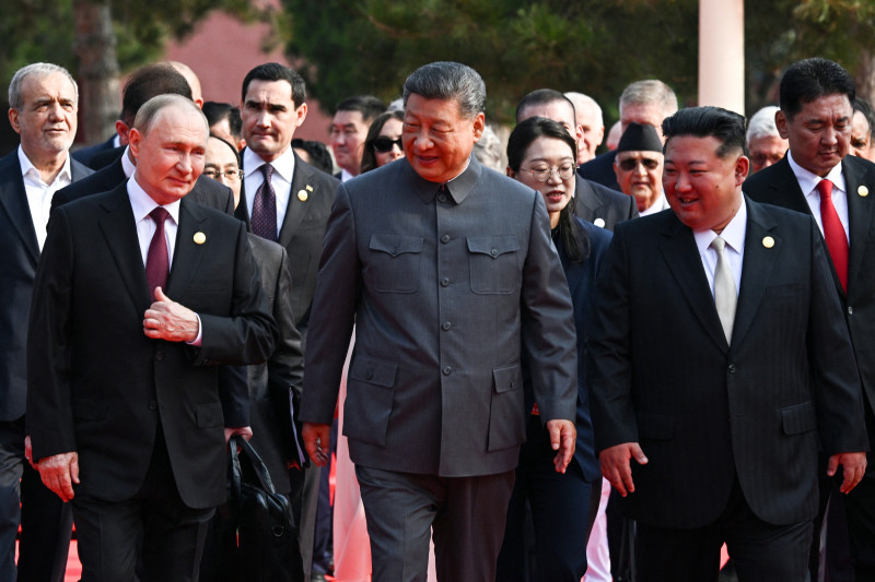El residente de Rusia, Vladimir Putin, camina con el presidente de China, Xi Jinping, y el líder de Corea del Norte, Kim Jong Un, antes de un desfile militar que conmemora el 80 aniversario de la victoria sobre Japón y el fin de la Segunda Guerra Mundial, en la plaza de Tiananmén de Pekín el 3 de septiembre de 2025.