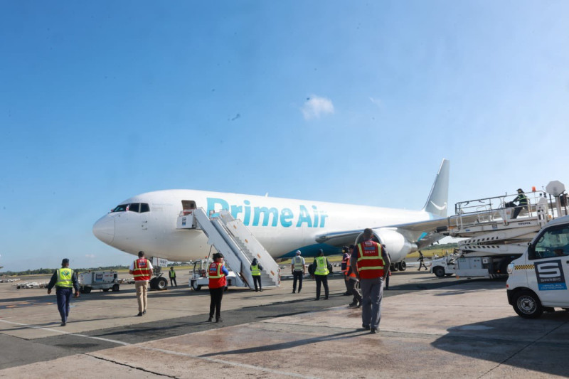 El avión, de color blanco, aterrizó en horas de la mañana por el Aeropuerto Internacional de las Américas.