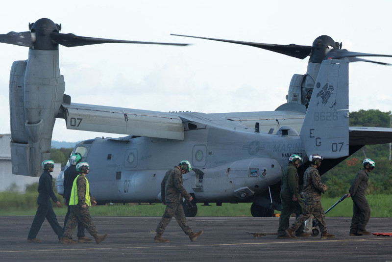 Infantes de Marina de los EE. UU. descargan equipo de un V-22 Osprey a su llegada al Aeropuerto José Aponte de la Torre, antigua Estación Naval Roosevelt Roads, en Ceiba, Puerto Rico, el 1 de septiembre de 2025.