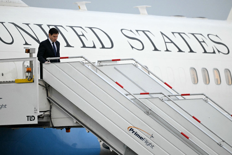 El secretario de Estado de EE. UU., Marco Rubio, desciende de su avión a su llegada al Aeropuerto Internacional Felipe Ángeles de la Ciudad de México el 2 de septiembre de 2025. El martes, Rubio inauguró una visita a México en la que advirtió sobre las violaciones a su soberanía, luego de que Estados Unidos afirmara haber perpetrado un ataque mortal contra un barco narcotraficante procedente de Venezuela.