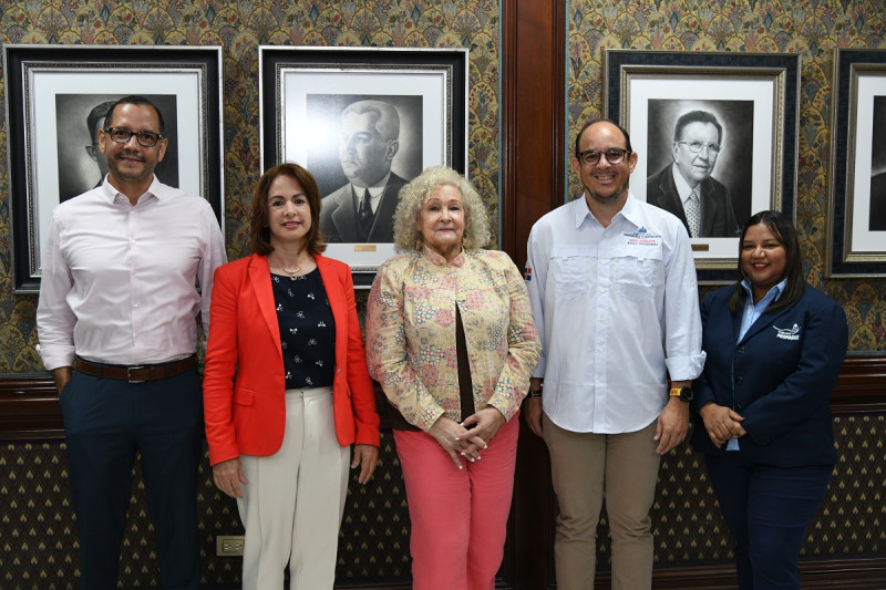 Juan Pichardo y Mariana Pérez, director de Comunicaciones y directora de Información Ambiental del Ministerio de Medio Ambiente; Yvonne Arias, coordinadora del Encuentro Verde; Carlos Batista, viceministro de Áreas Protegidas y Biodiversidad del MMARN; y Heidy Santana, coordinadora de Gestión Ambiental de la fundación Propagás. RAÚL ASENCIO/LD