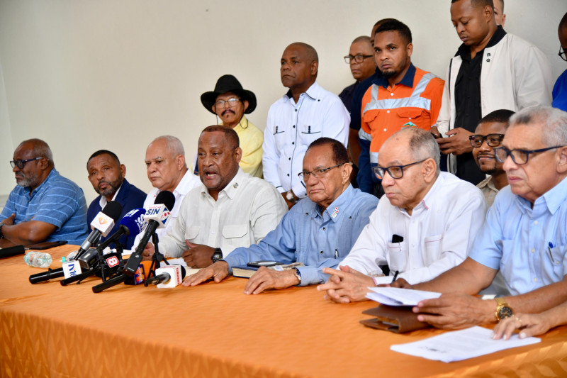 Miembros de la Confederación Autónoma Sindical Clasista (CASC), Confederación Nacional de Unidad Sindical (CNUS) y la Confederación Nacional de Trabajadores Dominicanos (CNTD).