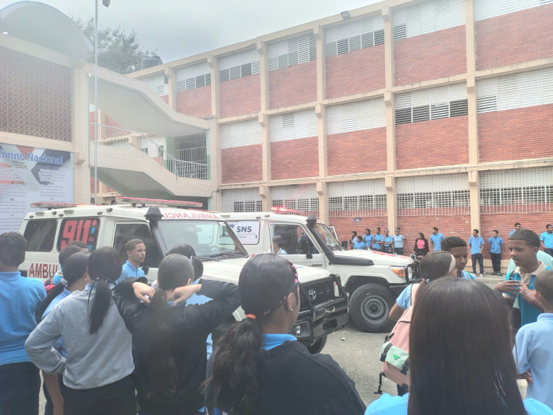 Estudiantes de escuelas de Ocoa son llevados a hospitales, tras temblor de tierra.