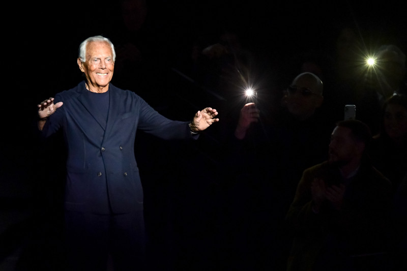 El diseñador de moda italiano Giorgio Armani agradece los aplausos tras la presentación de su colección masculina otoño/invierno 2020/21 en Milán el 13 de enero de 2020.
