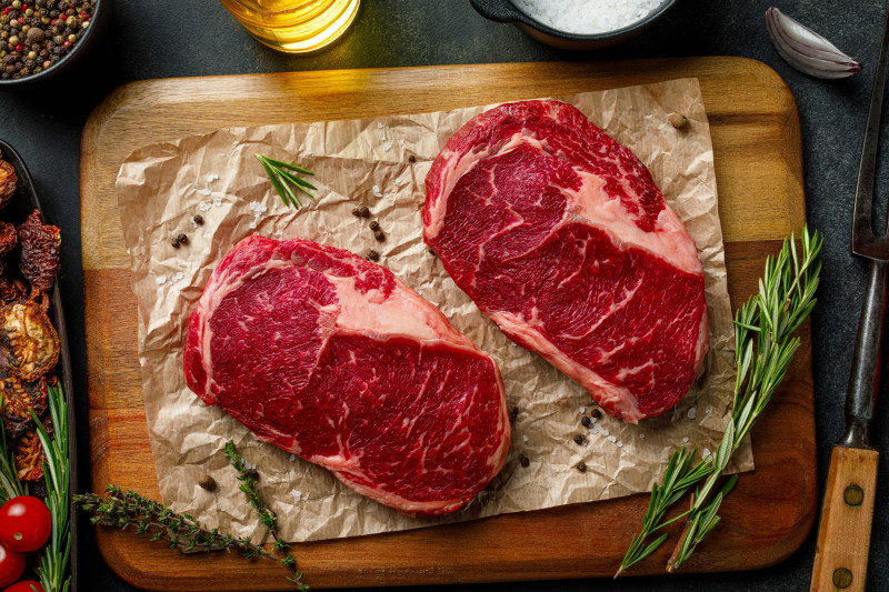 Ternera: carne constituida principalmente por proteínas de alto valor biológico, cinc, hierro y vitamina B12. Foto: Sergey Kotenev-Unsplash.