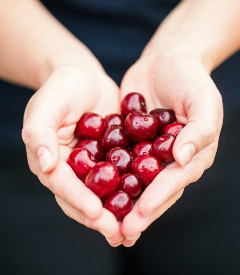 Cerezas: actúan como aspirina natural, ayudan a mitigar el dolor de cabeza y tienen efecto diurético. Foto: Jacek Dylag-Unsplash.