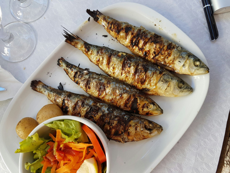 Sardinas: ricas en grasas omega 3 y con menor riesgo de estar contaminadas por metales pesados. Foto: Alex Teixeira-Unsplash.
