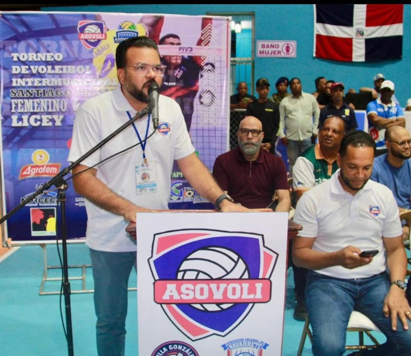 Francisco Leonis Fernández hijo, presidente del comité organizador del torneo, al momento de pronunciar el discurso central de la ceremonia.