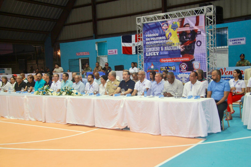 Carlos Fernández Onofre, doña Mariana, Francisco Leonis Fernández, Alberto Rodríguez, José --Yeye-- Aybar, Domingo Almonte, Lucas Alba, Víctor De Aza, Ambiorix Cabrera, Idanis Rodríguez, Víctor Bretón y Karina Abinader encabezaron la mesa de honor.