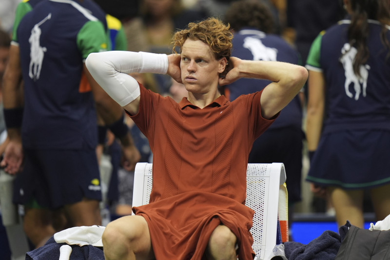 Jannik Sinner durante un pausa de la final masculina del Abierto de Estados Unidos