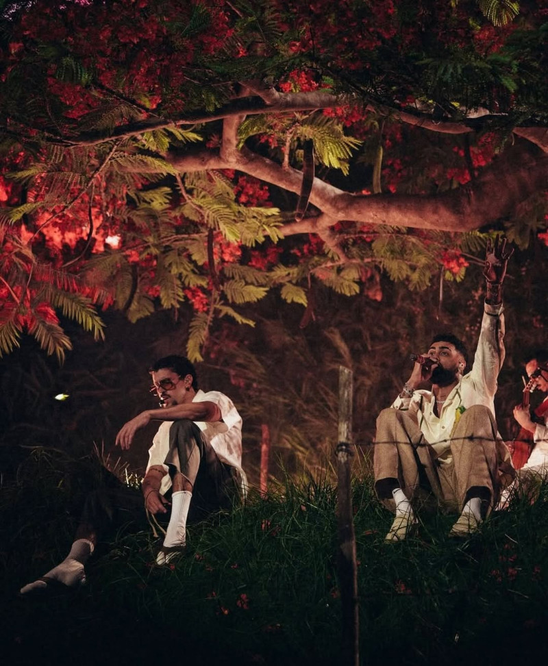 Bad Bunny y Jay Wheeler cantan juntos durante el penúltimo fin de semana de la residencia.