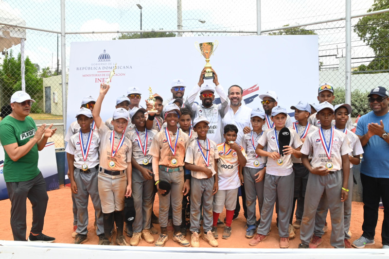 El director ejecutivo del Instituto Nacional de Educación Fìsica (INEFI), Alberto Rodríguez Mella, hizo entrega de la copa de campeones al equipo de Moca (Regional 06) que se llevó las palmas en el Torneo Nacional de Béisbol Escolar 2025, tras derrotar 15-10 al seleccionado del Distrito Nacional (Regional 15).