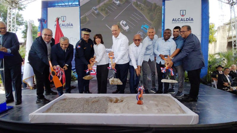 Alcaldía de Santiago da primer picazo para la reanudación de la construcción de la Estación Central del Cuerpo de Bomberos