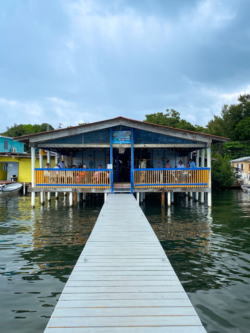 Sobre las aguas se levantan brisas del Mar en Cabo Rojo