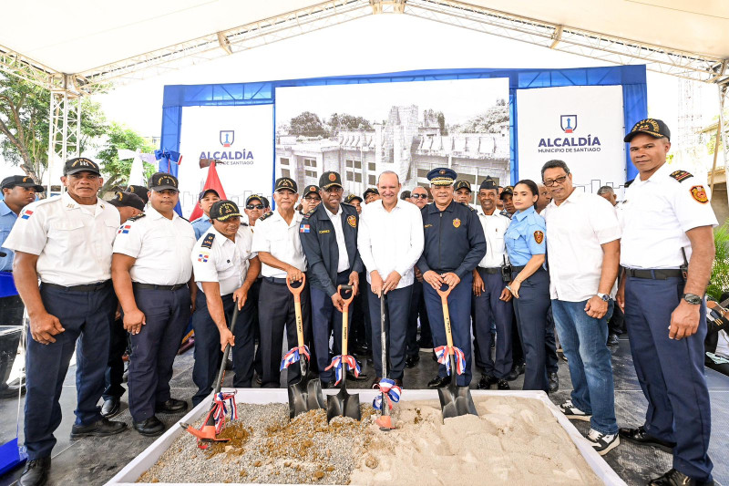 Momento de la ejecución del primer picazo que marcó ayer en Santiago el reinicio de construcción de la Estación Central  de Bomberos, una obra largamente esperada por la ciudad durante casi dos décadas.