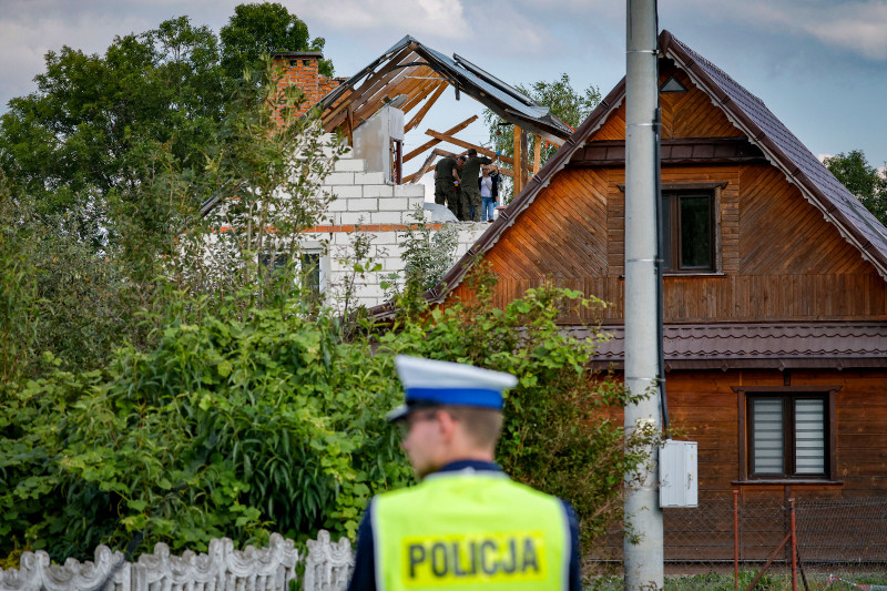 La policía y el ejército inspeccionan los daños en una casa destruida por los escombros de un dron ruso derribado en la aldea de Wyryki-Wola, este de Polonia.