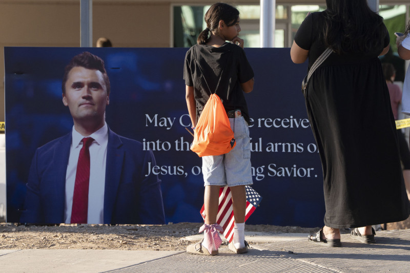 Residentes de Arizona lloran la muerte del fundador de Turning Point USA, Charlie Kirk, frente a la sede de Turning Point USA el 10 de septiembre de 2025 en Phoenix, Arizona