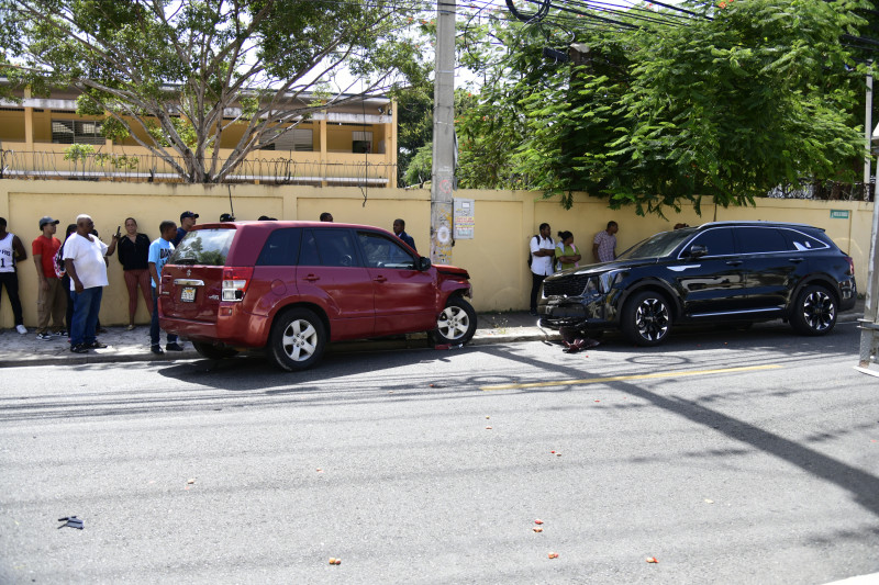 Hombre pierde el control e impacta contra poste de luz en calle Paseo de los Periodistas