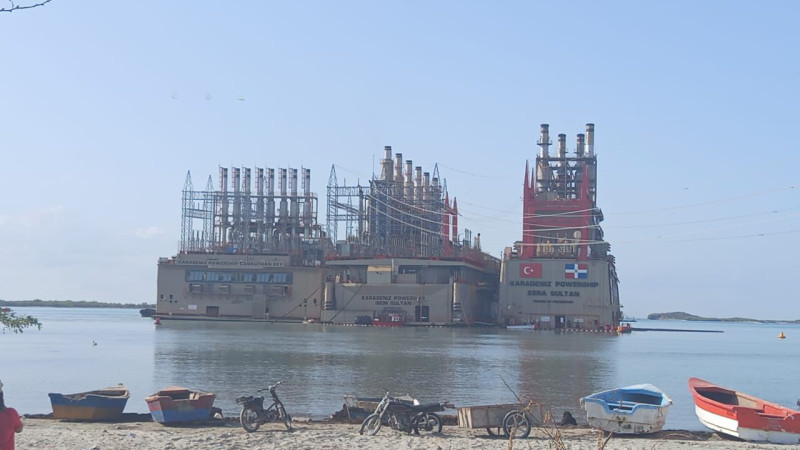 La barcaza fue instalada en la comunidad de Puerto Los Negros, Azua