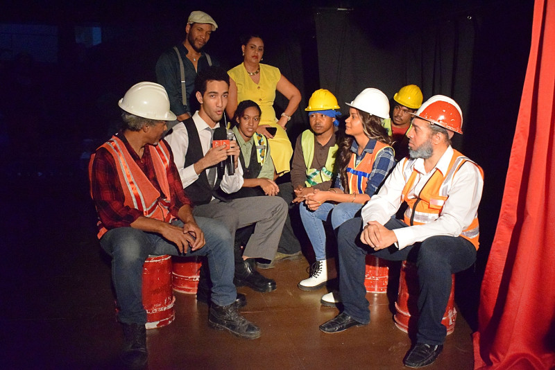 Parte del elenco de la obra "Se busca un hombre honeseto", una propuesta escénica de esta nueva versión que se apoya en una visual potente y simbólica: una obra en construcción que nunca termina de completarse, cargada de materiales y accesorios propios de ese entorno.