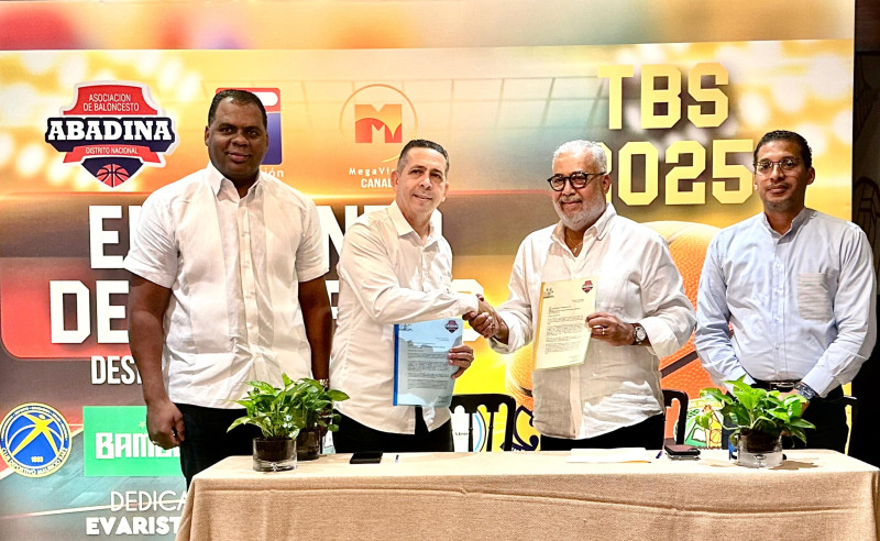 Diego Pesqueira, presidente de Abadina, y Anthony Marte, tras firmar la alianza estratégica de transmisión de los juegos del TBS Distrito.