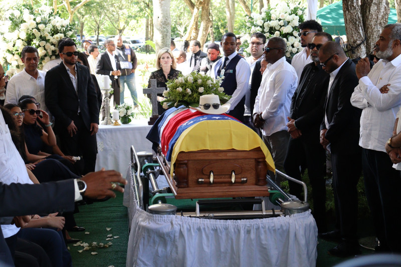 Colocar la bandera sobre un féretro significa que el Estado reconoce en esa vida una trayectoria de entrega, servicio y representatividad nacional.