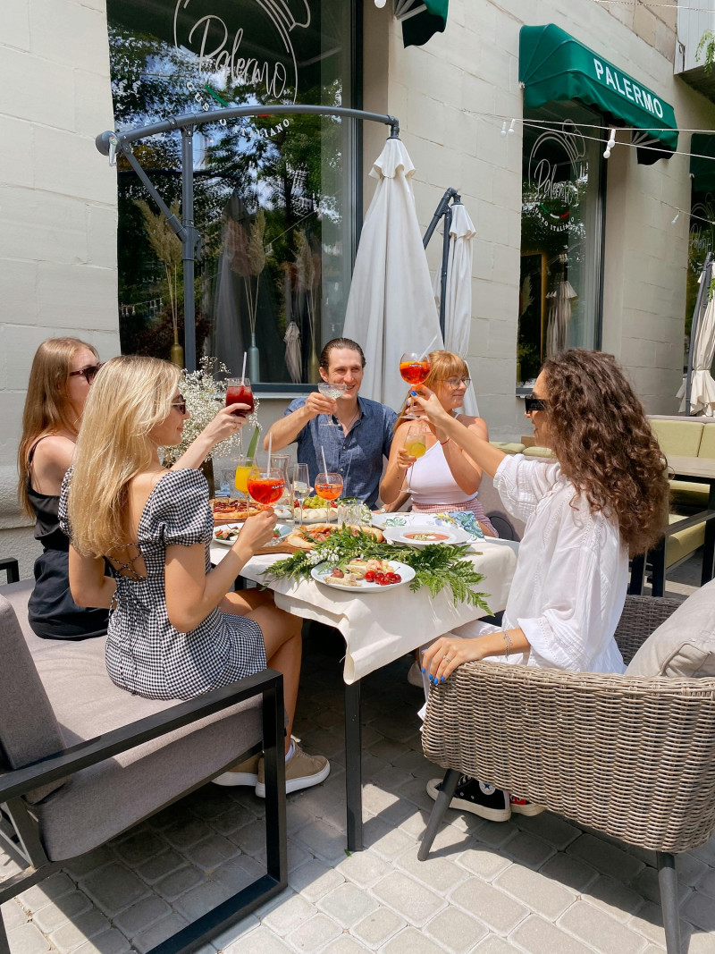 Si alguien te invita a comer en la próxima, invitas a comer tú. Puede darse el caso de que tus ingresos no permitan responder al mismo nivel, en ese caso se puede corresponder con detalles.
