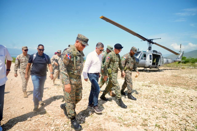 El ministro de Defensa, Carlos Antonio Fernández Onofre junto a asesores del Poder Ejecutivo en materia policial.