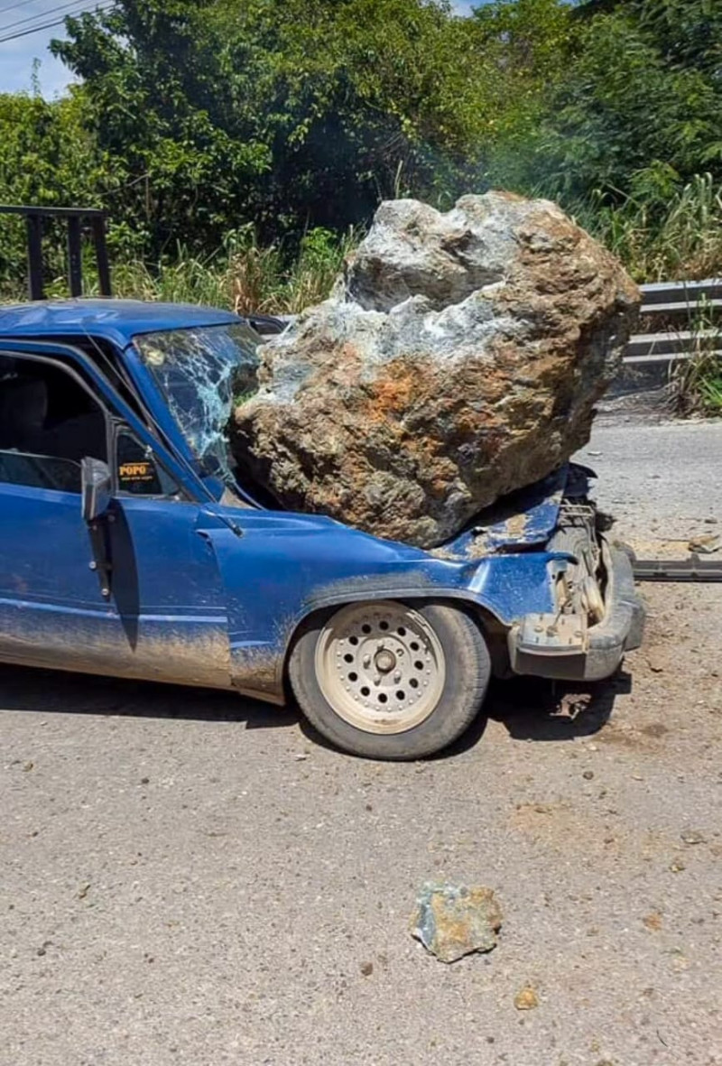 Piedra cae sobre vehículo en carretera La Vega-Jarabacoa